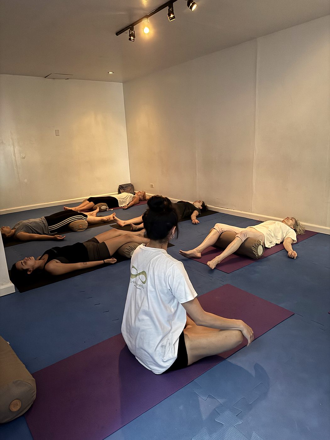Relajación al final de la clase de yoga