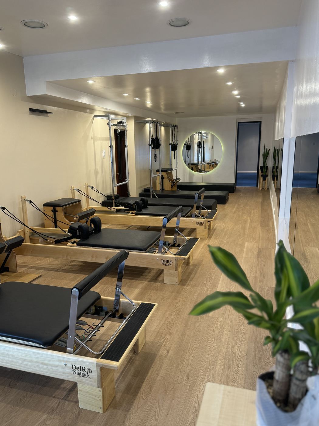 Sala de Pilates Circuito con reformers de madera