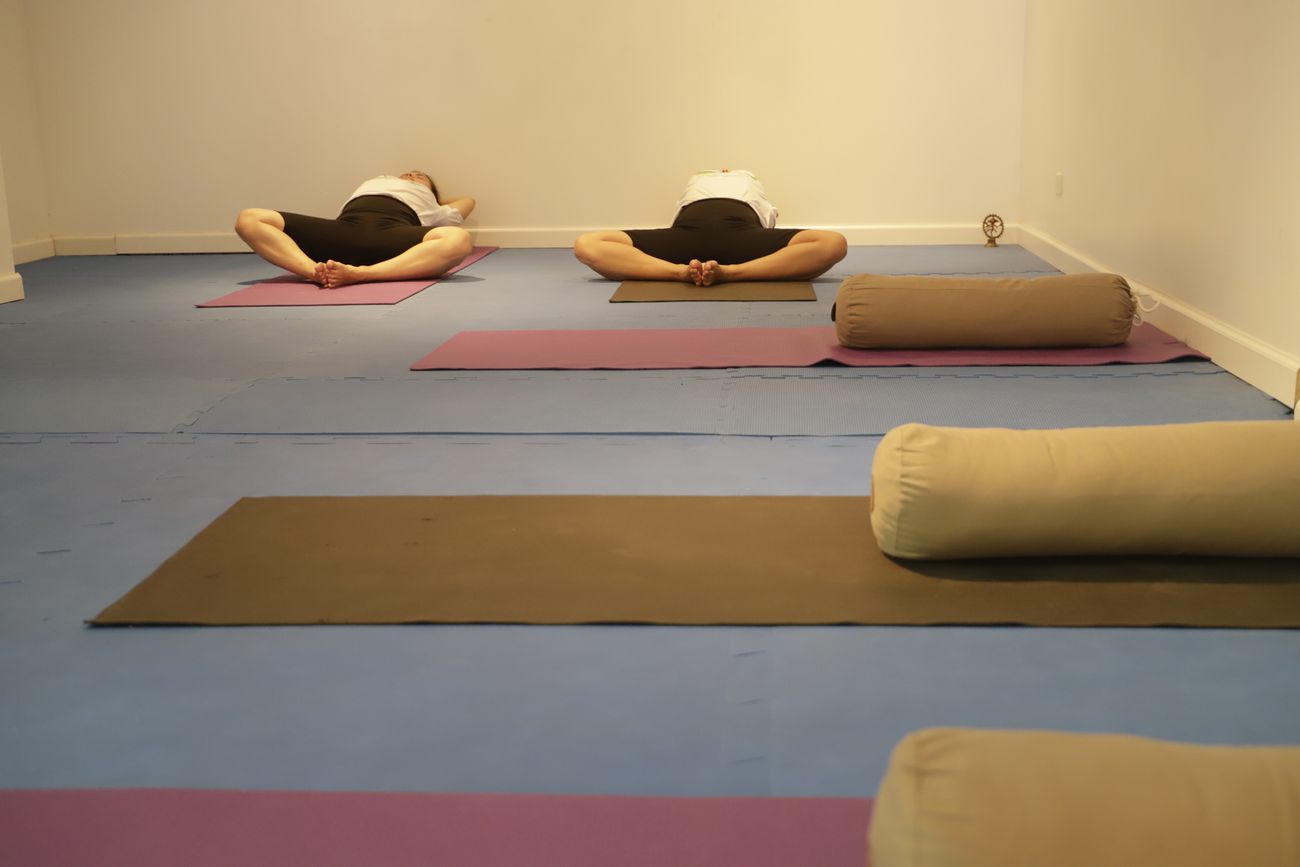 Clase de yoga con bolsters